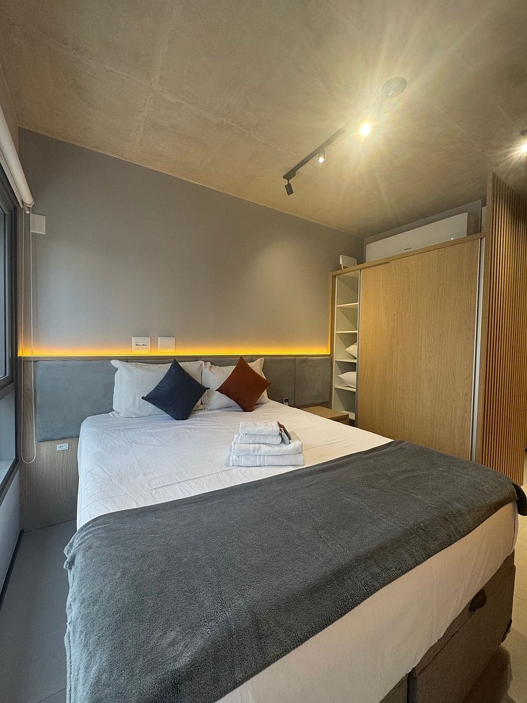 Belo Studio Prox. Metrô Santa Cruz / Cama QUEEN