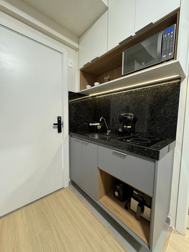 Studio Confortável e completo no Itaim com Sacada