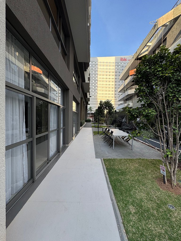 Studio Confortável e completo no Itaim com Sacada