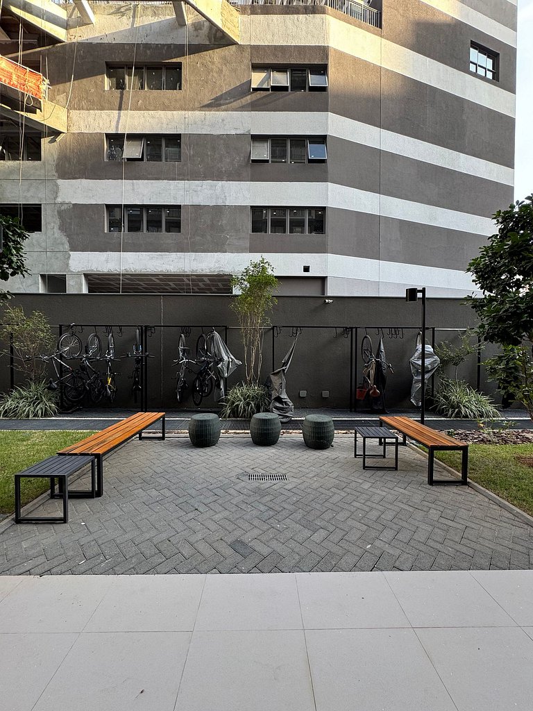 Studio Confortável e completo no Itaim com Sacada