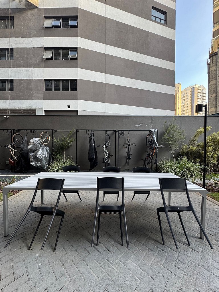 Studio Confortável e completo no Itaim com Sacada