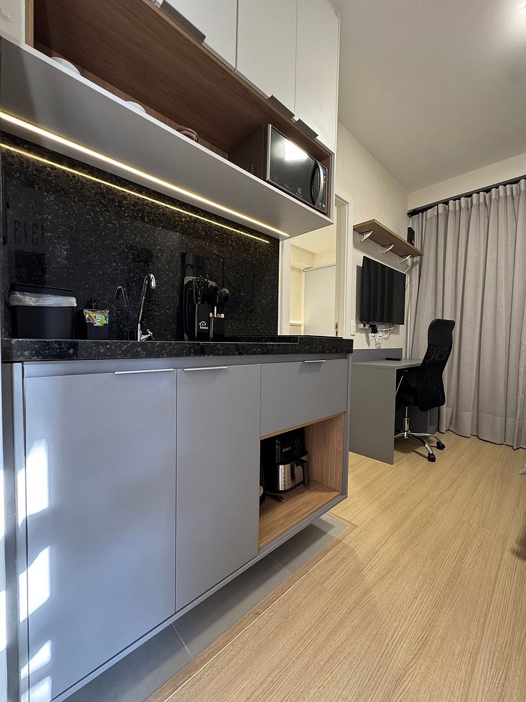Studio Confortável e completo no Itaim com Sacada